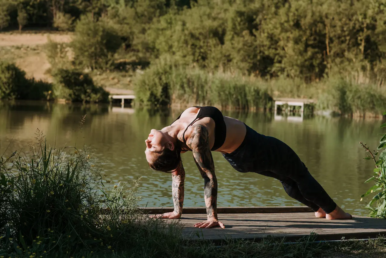 Mujer joven realizando la postura Purvottanasana